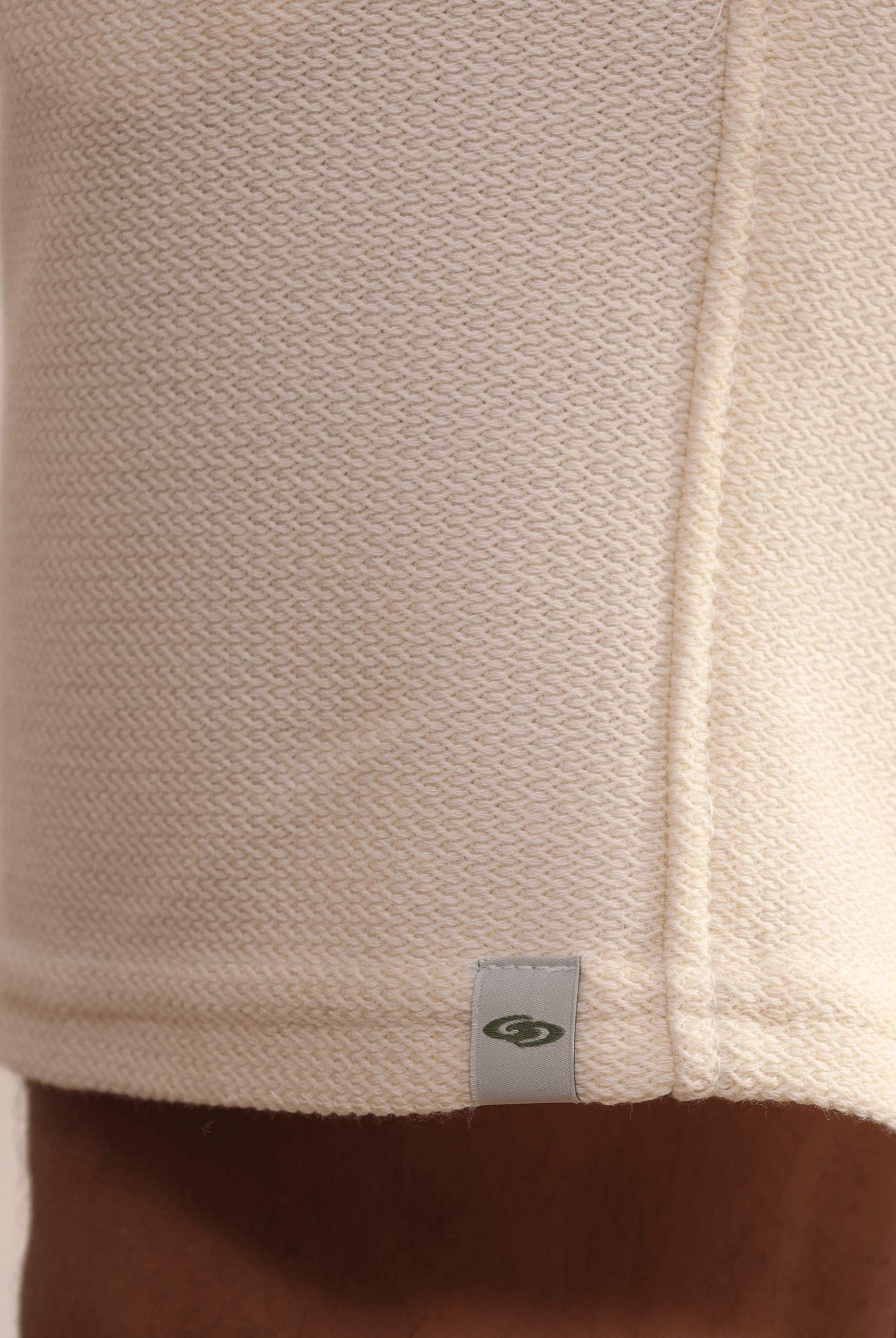 Bermuda Moletom Aspem Natural Greenish, mínima e confortável em malha macia, ideal para estilo casual pós-praia e dia a dia.