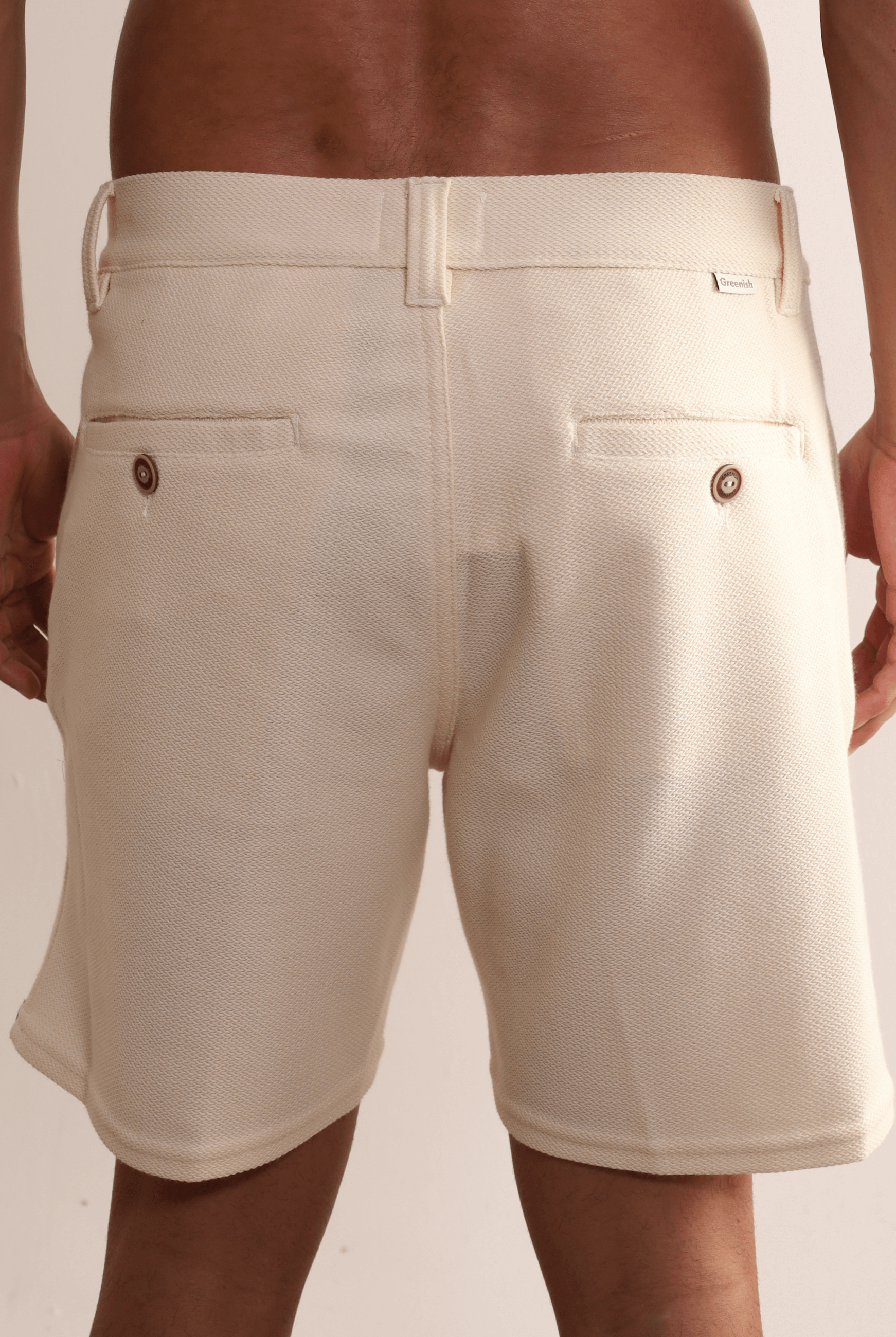 Bermuda Moletom Aspem Natural da Greenish em modelo, exibindo design minimalista e confortável. Ideal para visual casual e estilo litorâneo.