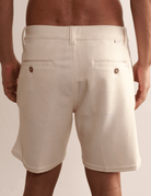 Bermuda Moletom Aspem Natural da Greenish em modelo, exibindo design minimalista e confortável. Ideal para visual casual e estilo litorâneo.