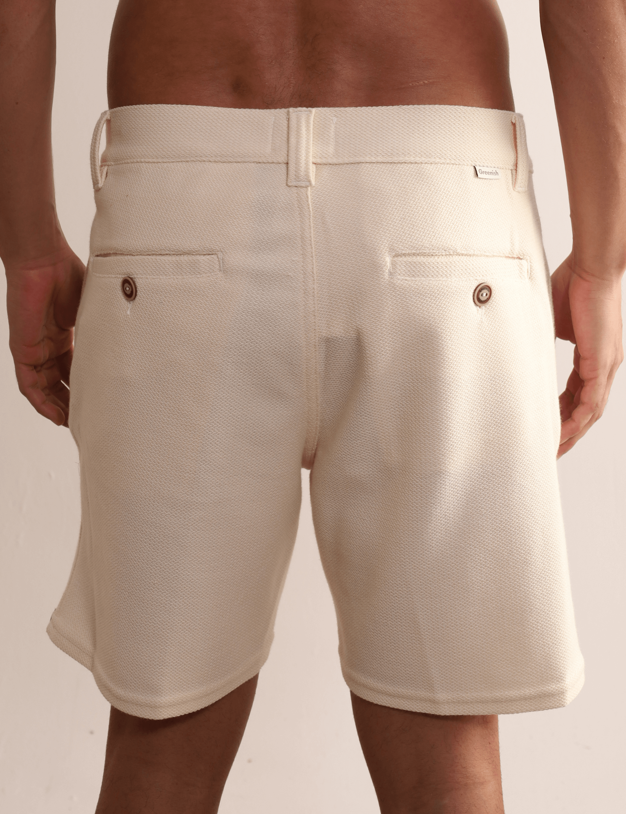 Bermuda Moletom Aspem Natural da Greenish em modelo, exibindo design minimalista e confortável. Ideal para visual casual e estilo litorâneo.