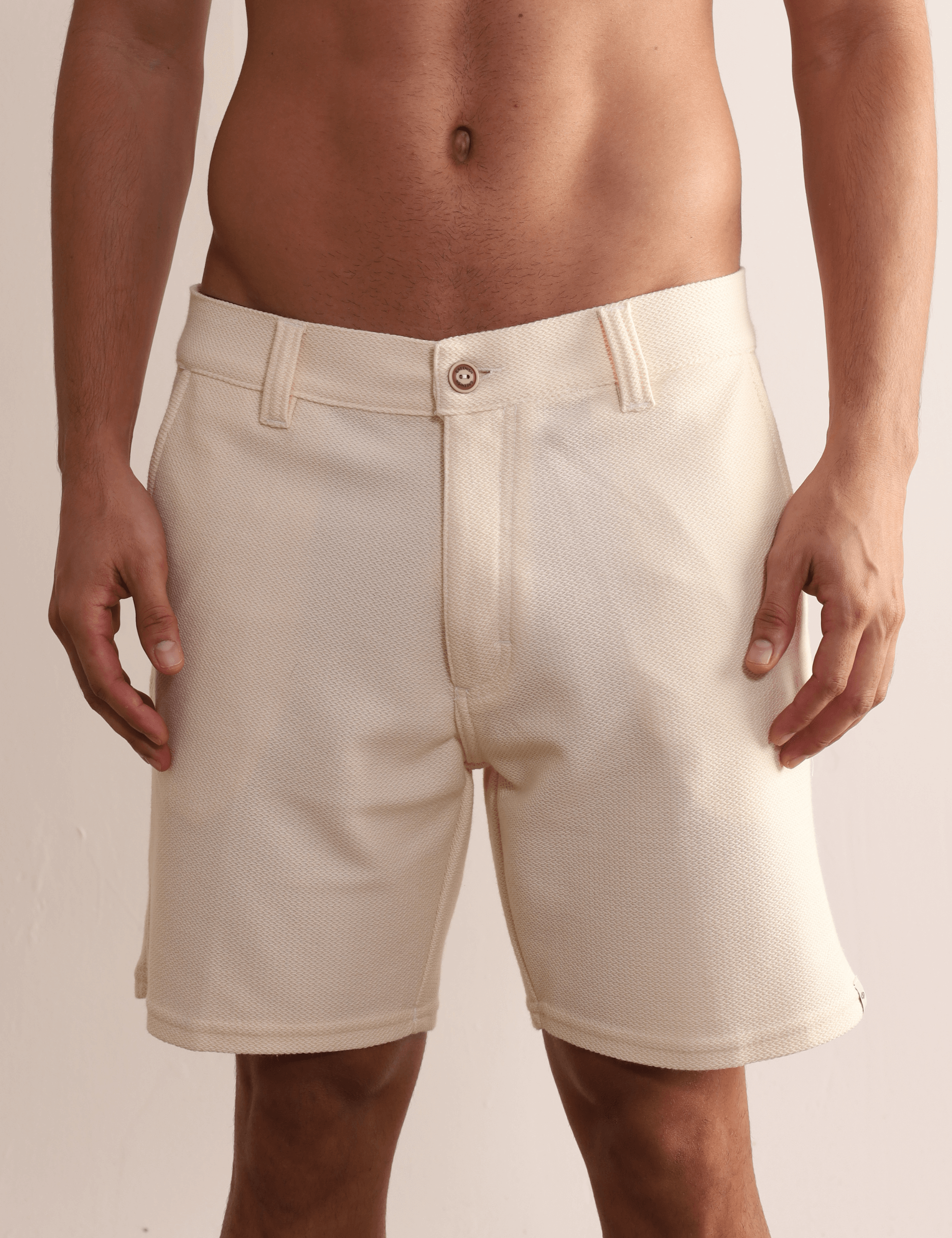 Homem vestindo Bermuda Moletom Aspem Natural da marca Greenish, ideal para um visual casual e confortável com toque macio.