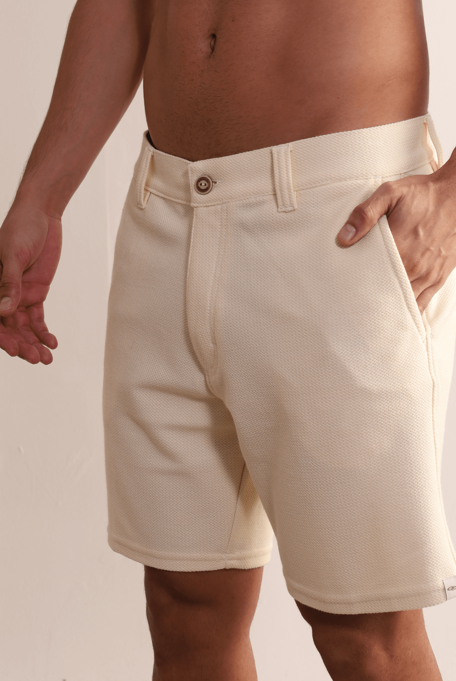 Bermuda Moletom Aspem Natural da Greenish, minimalista e confortável, para um visual casual. Ideal para pós-praia e dia a dia.