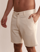 Bermuda Moletom Aspem Natural da Greenish, minimalista e confortável, para um visual casual. Ideal para pós-praia e dia a dia.