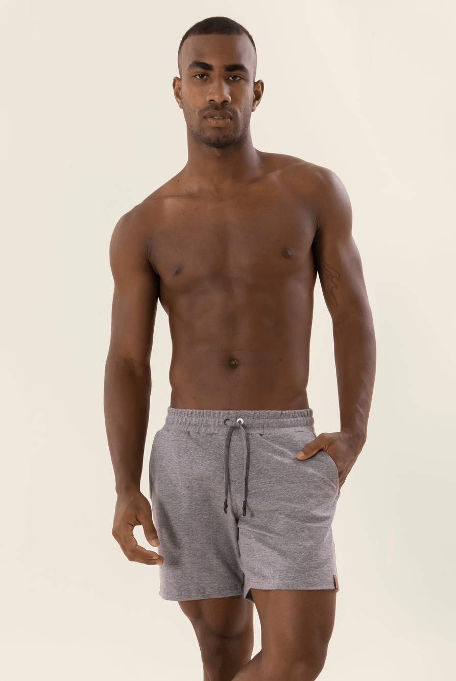 Homem vestindo bermuda moletom Roma da Greenish, destacando conforto e estilo casual.