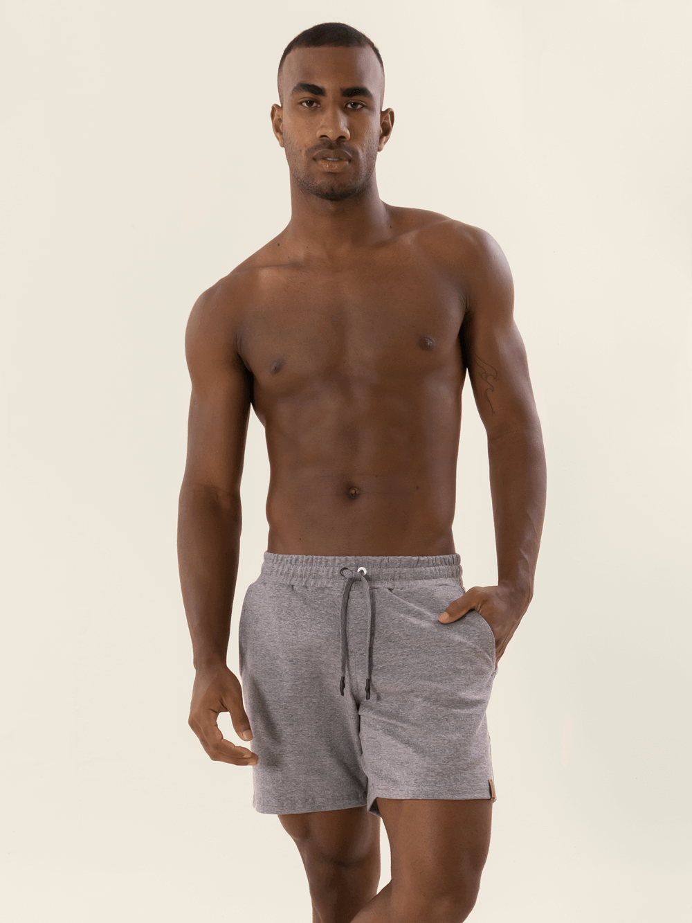 Homem vestindo bermuda moletom Roma da Greenish, destacando conforto e estilo casual.