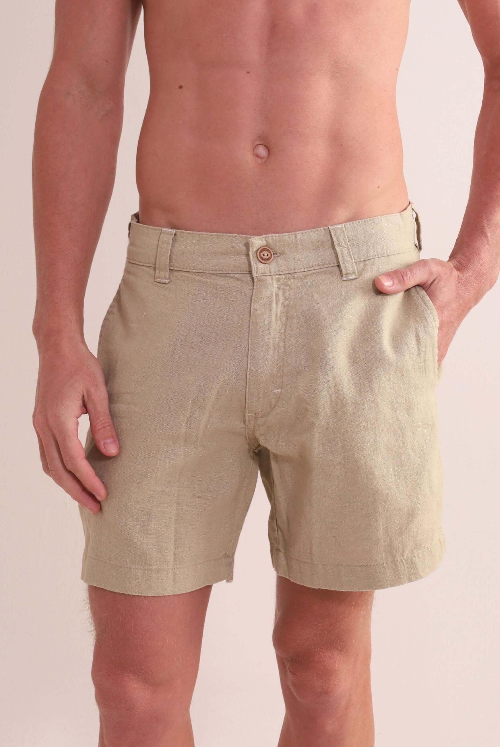 Homem vestindo Bermuda Sarja Hamie - Caqui da marca Greenish, estilo minimalista e corte reto de 43 cm de comprimento.