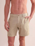 Homem vestindo Bermuda Sarja Hamie - Caqui da marca Greenish, estilo minimalista e corte reto de 43 cm de comprimento.