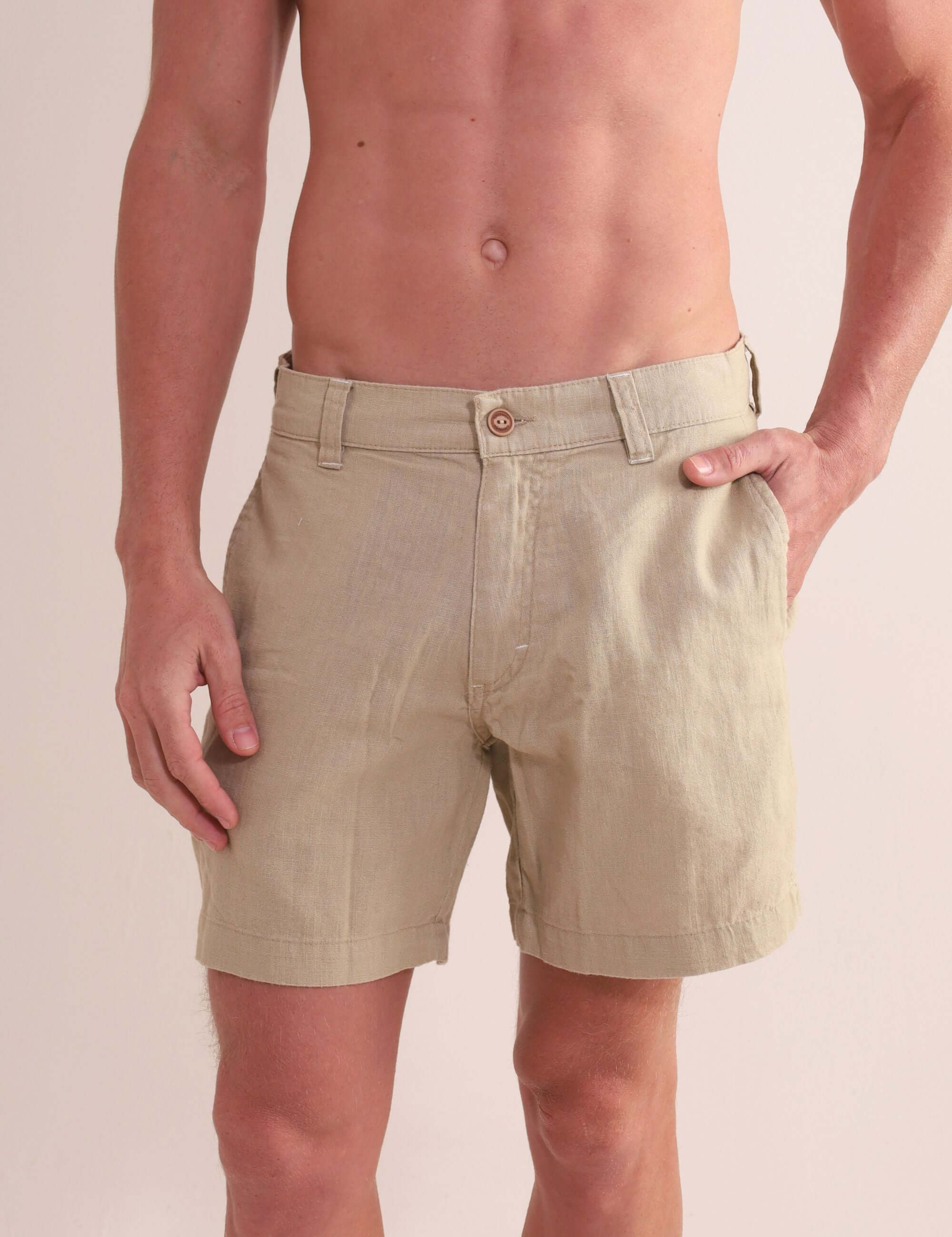 Homem vestindo Bermuda Sarja Hamie - Caqui da marca Greenish, estilo minimalista e corte reto de 43 cm de comprimento.