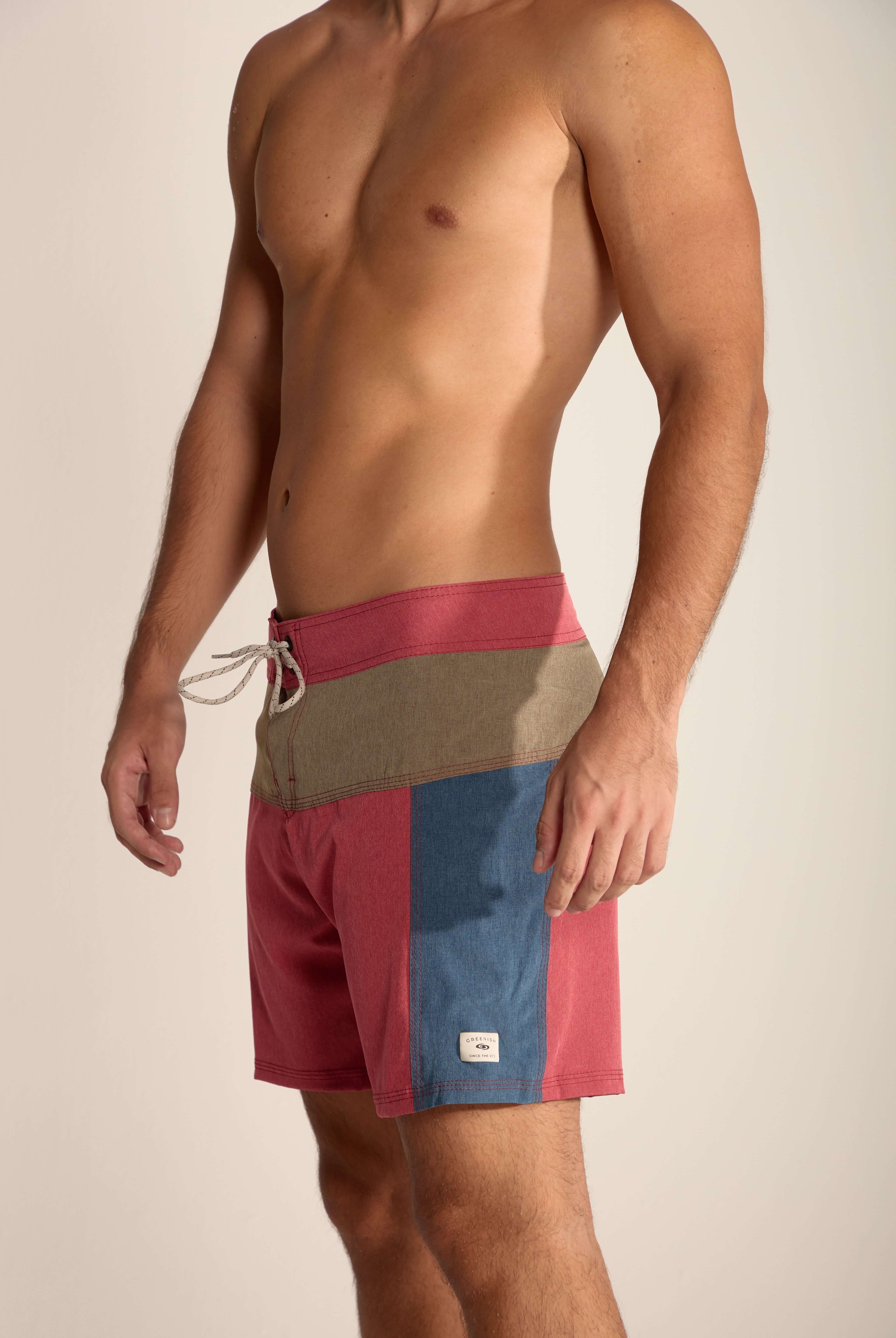 Bermuda Boardwalk Backoutdoor Bordo da Greenish, com design anatômico e cores modernas, ideal para atividades aquáticas.