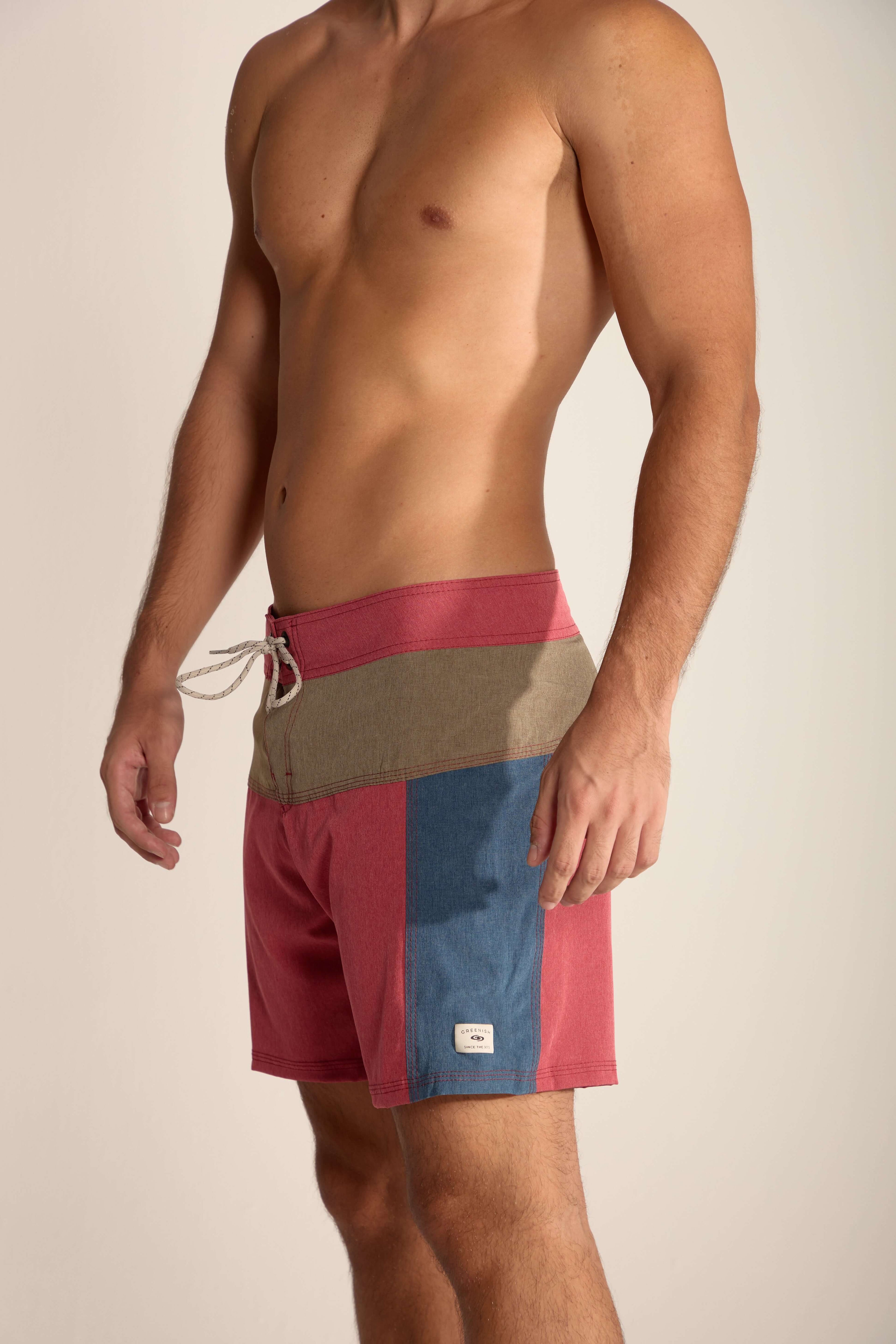 Bermuda Boardwalk Backoutdoor Bordo da Greenish, com design anatômico e cores modernas, ideal para atividades aquáticas.