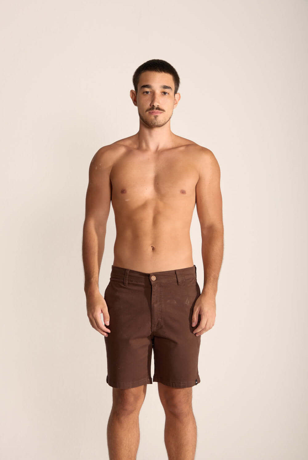 Bermuda Urban Marron, vintage style shorts for men, ideal for casual outings and outdoor activities.