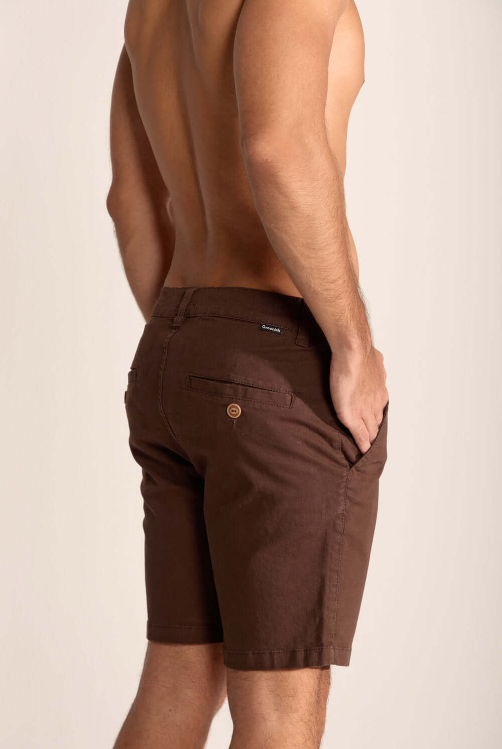 Back view of a man wearing Bermuda Urban shorts in marron, showcasing vintage style and comfort.