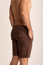 Back view of a man wearing Bermuda Urban shorts in marron, showcasing vintage style and comfort.
