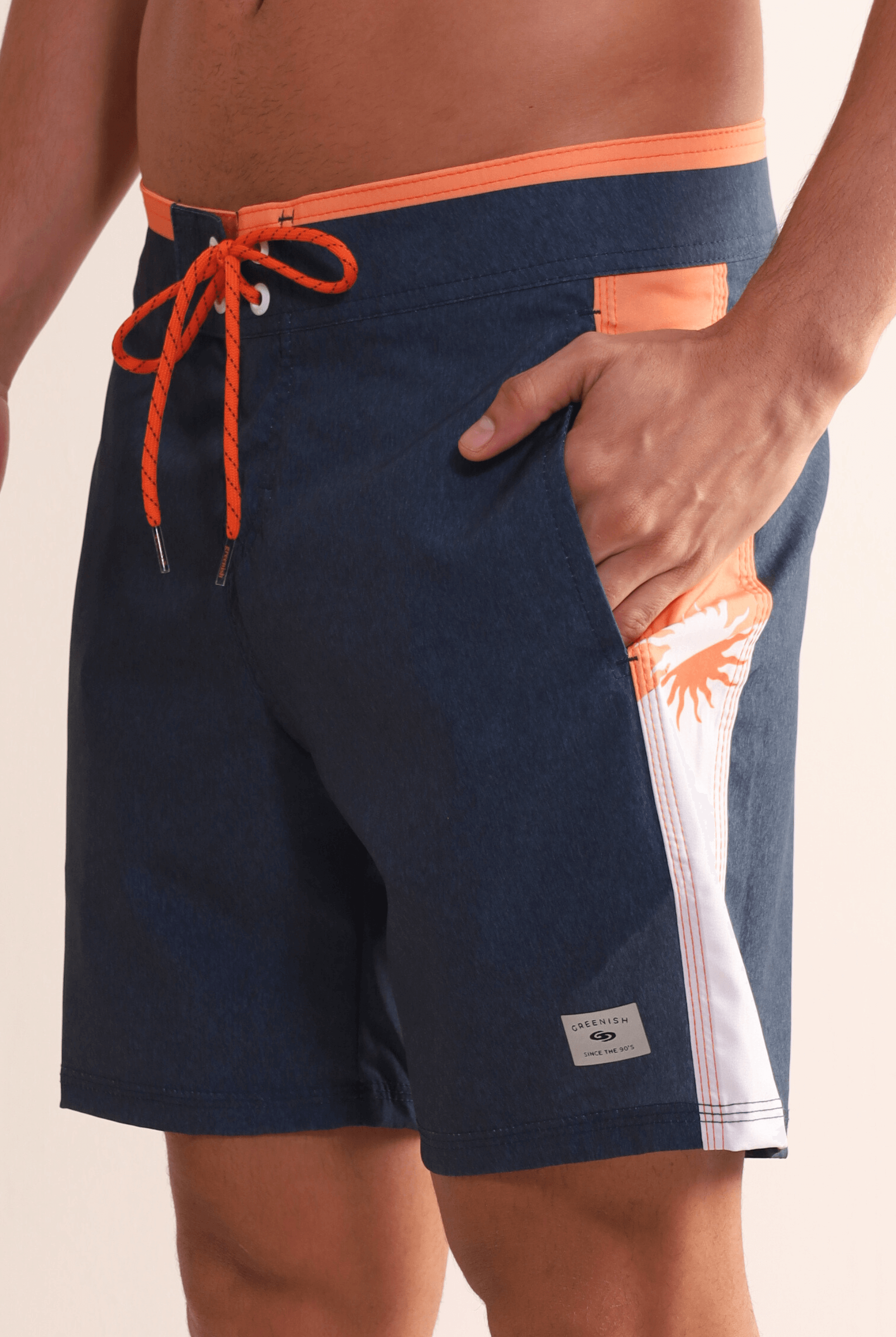 Boardwalk Healing Rays Azul Marinho por Greenish, bermuda casual e leve para usar na praia. Moda praia masculina elegante e confortável.