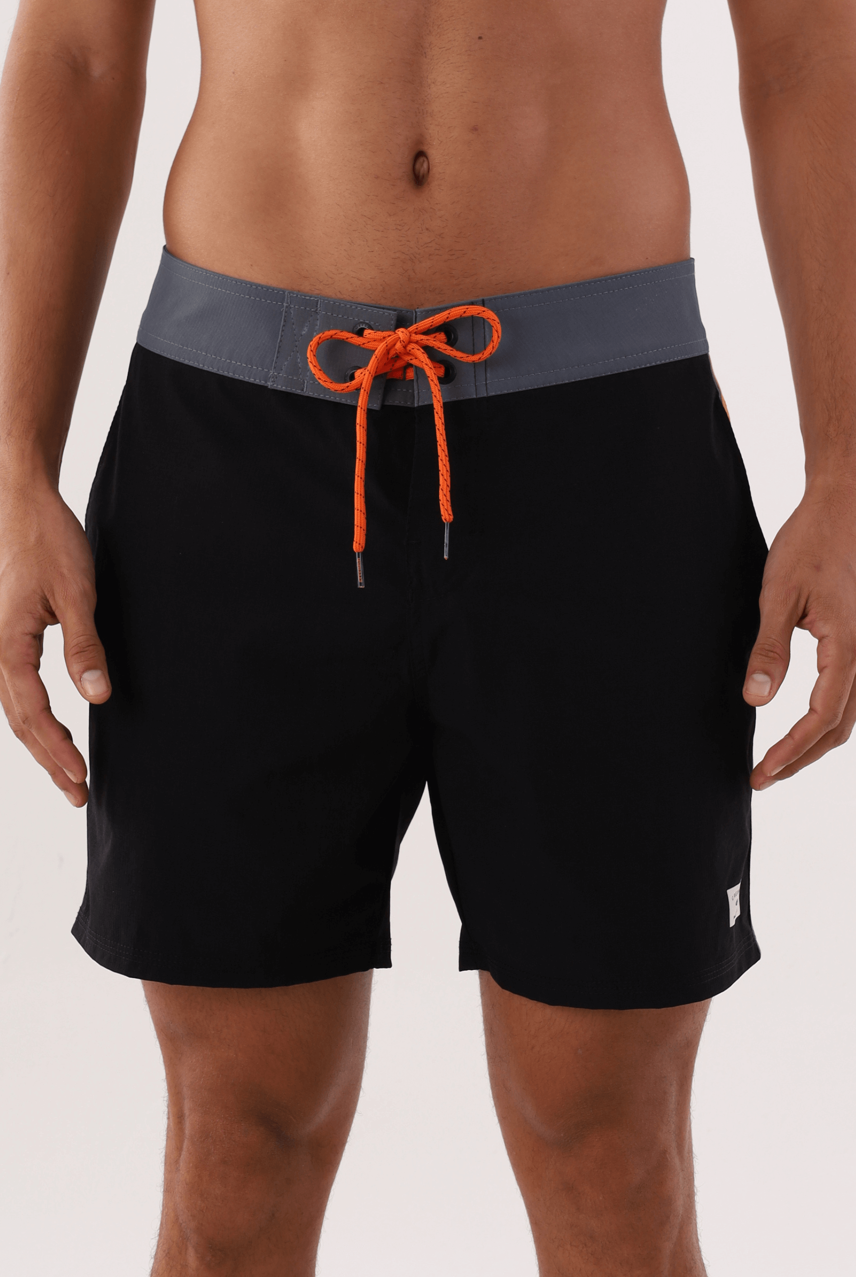 Bermuda Boardwalk Outline Outside Preto da marca Greenish com design moderno e cordão laranja, ideal para praia.