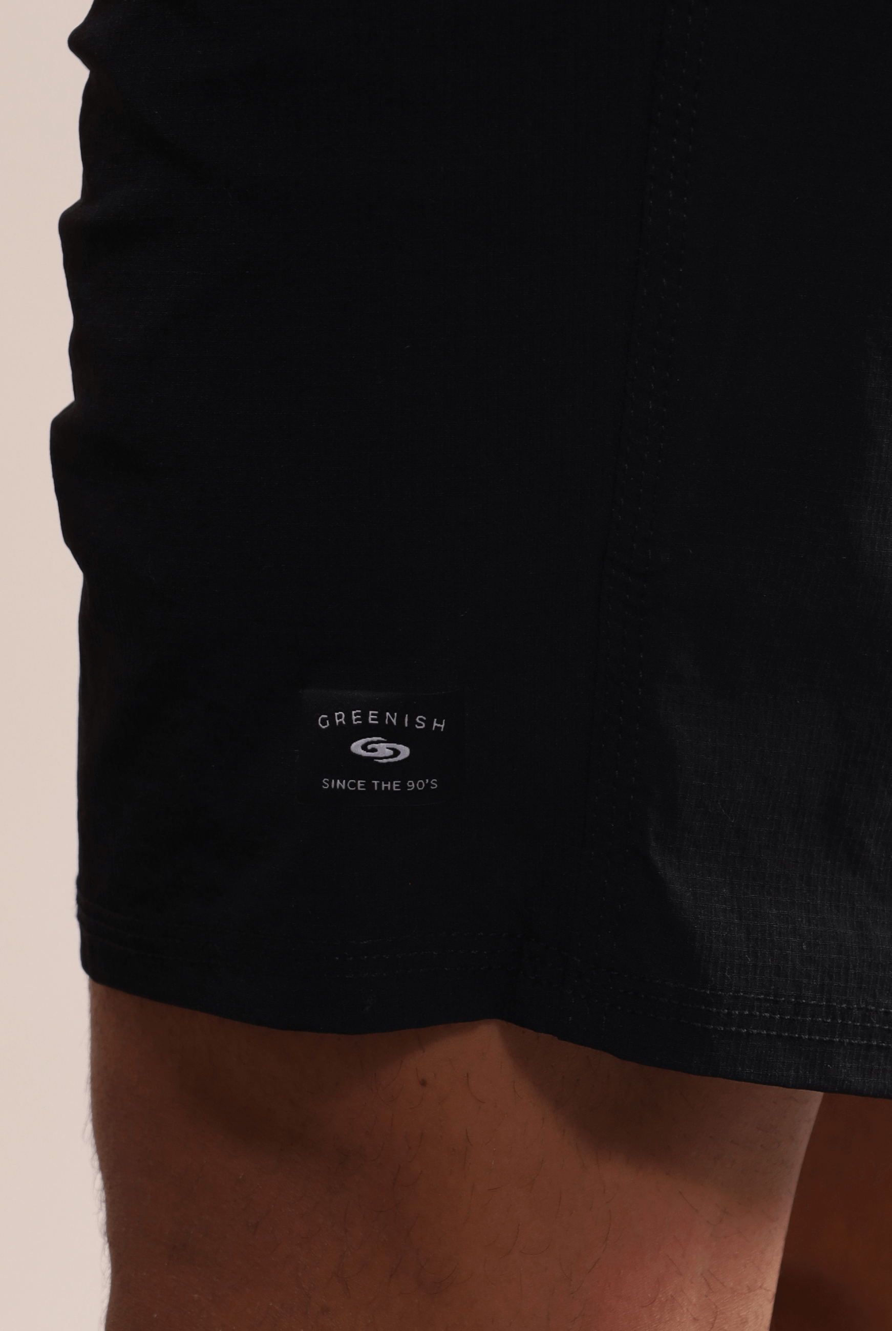 Shorts Greenish Boardwalk Outline Backoutdoor Preto, detalhe da cintura com listras vibrantes, ideal para liberdade e estilo.