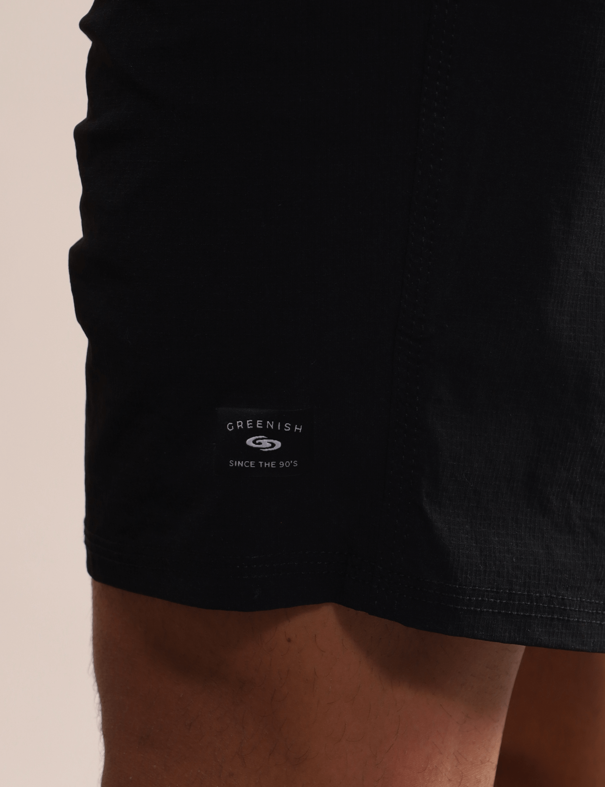 Shorts Greenish Boardwalk Outline Backoutdoor Preto, detalhe da cintura com listras vibrantes, ideal para liberdade e estilo.