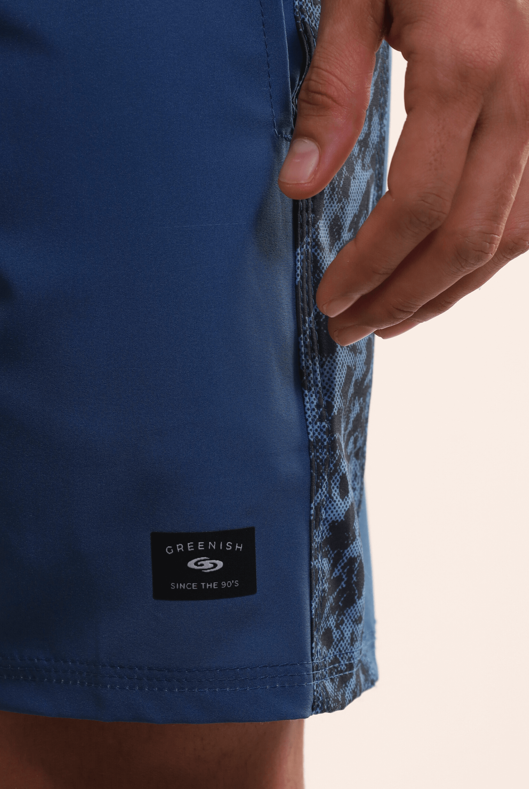 Bermuda Boardwalk Salt Water Texture Azul da Greenish com detalhe lateral em textura, ideal para estilo e conforto à beira-mar.