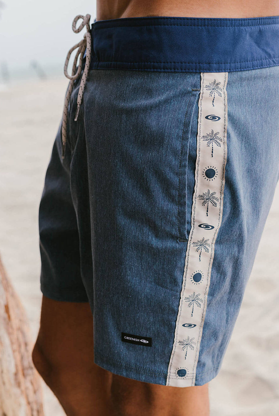 Bermuda Boardwalk Mini Palm Vintage Azul Marinho da Greenish com design tropical e tecido Total Stretch.