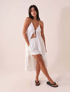 Blusa Áurea - Off White da Greenish, modelo leve e fluida, perfeita para dias de sol, feita 100% em viscose com alças ajustáveis.