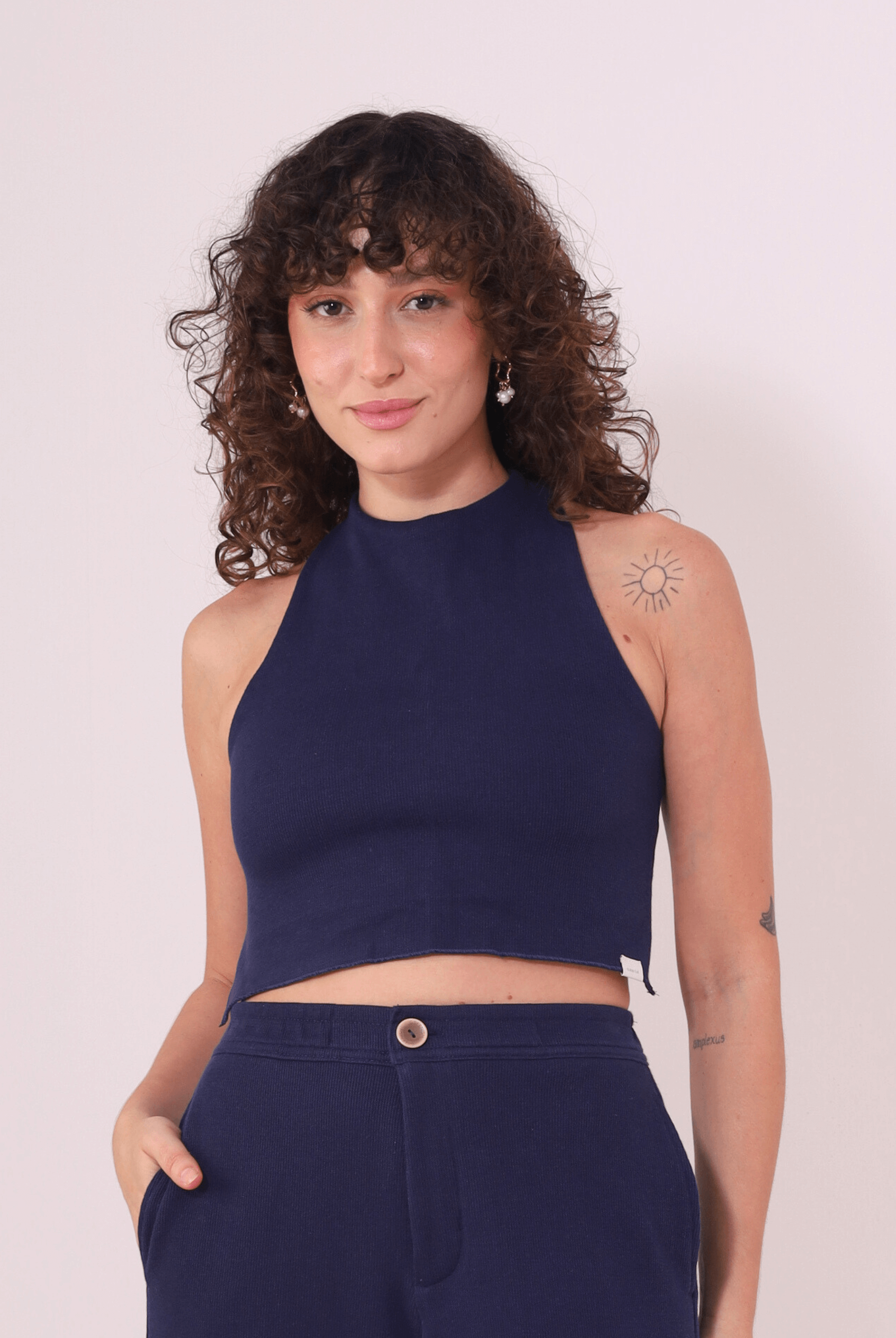 Blusa Lina Azul Marinho Greenish em malha tricot Bloom, modelo nadador, costas abertas, ajuste perfeito com faixas duplas.