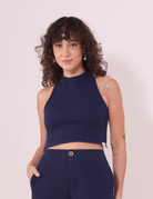 Blusa Lina Azul Marinho Greenish em malha tricot Bloom, modelo nadador, costas abertas, ajuste perfeito com faixas duplas.