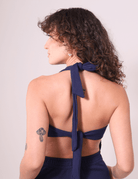 Mulher usando Blusa Lina Azul Marinho da Greenish com amarração nas costas, ideal para o verão.