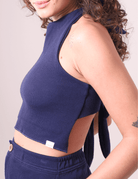 Blusa Lina Azul Marinho da Greenish, tricot Bloom, modelo nadador com costas abertas e ajuste em faixas duplas para estilo e conforto.