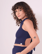 Blusa Lina Azul Marinho Greenish, design nadador com costas abertas, charme na amarração, ideal para verão. Conforto e estilo.