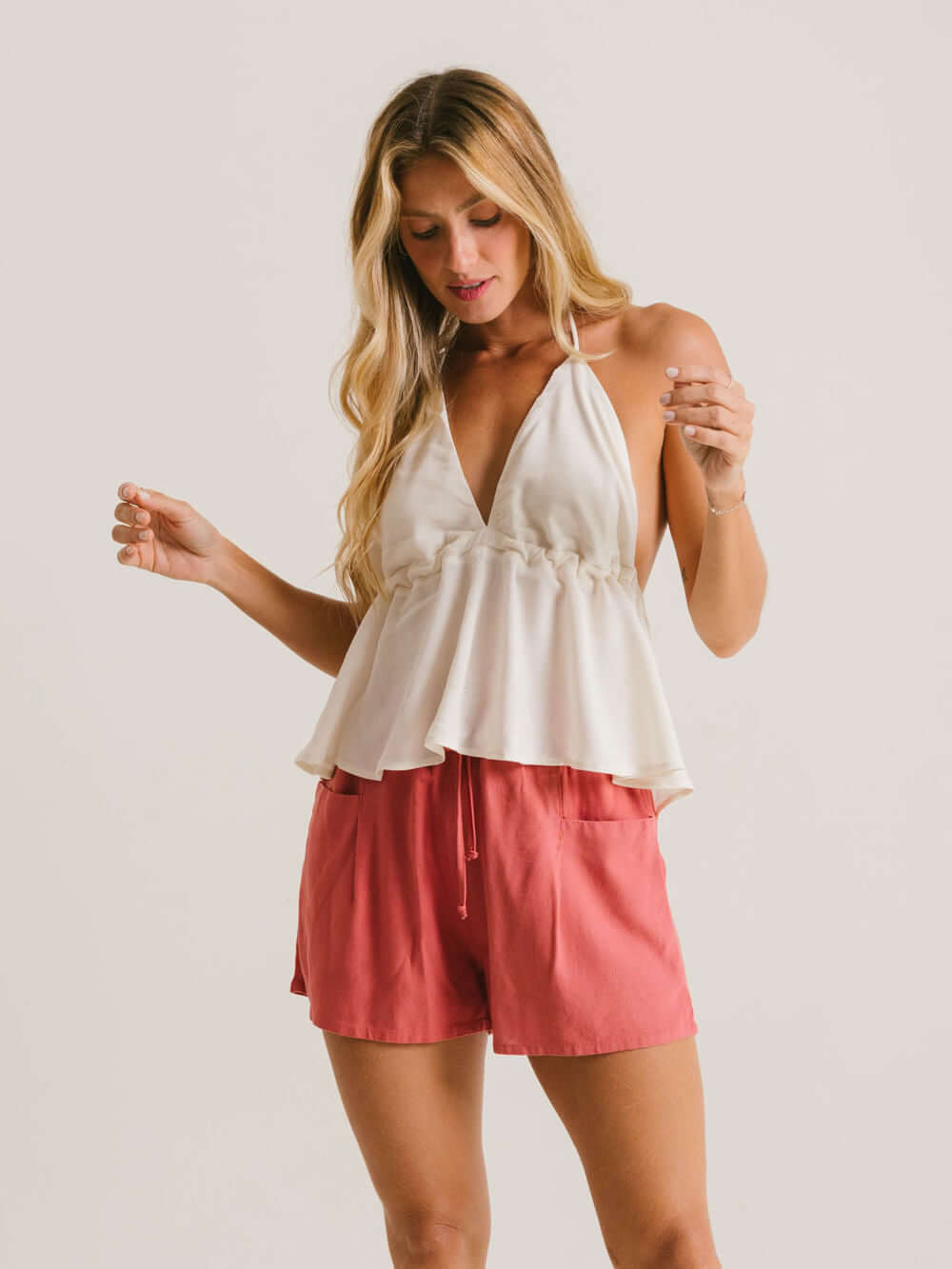Regata branca com caimento soltinho e shorts rosa, estilo casual, da marca Greenish.