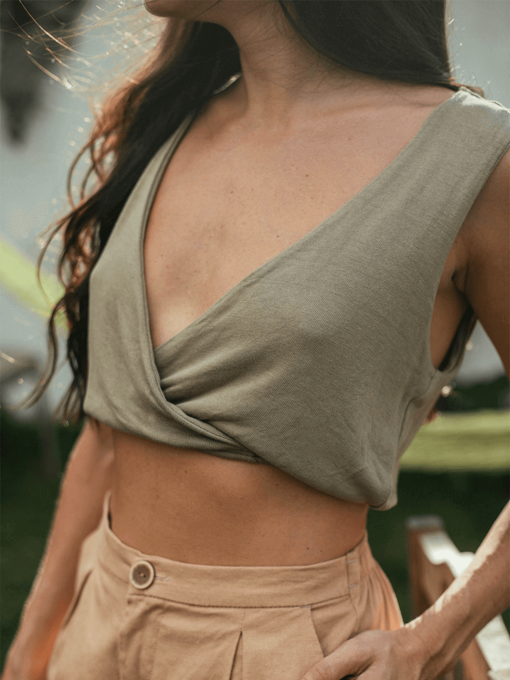 Blusa Sara da Greenish em verde com decote cruzado e caimento confortável, ideal para looks casuais.