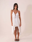 Blusa Áurea - Off White da Greenish, modelagem fluida com alças finas, ideal para dias de sol, 100% viscose. Moda leve e fresca.