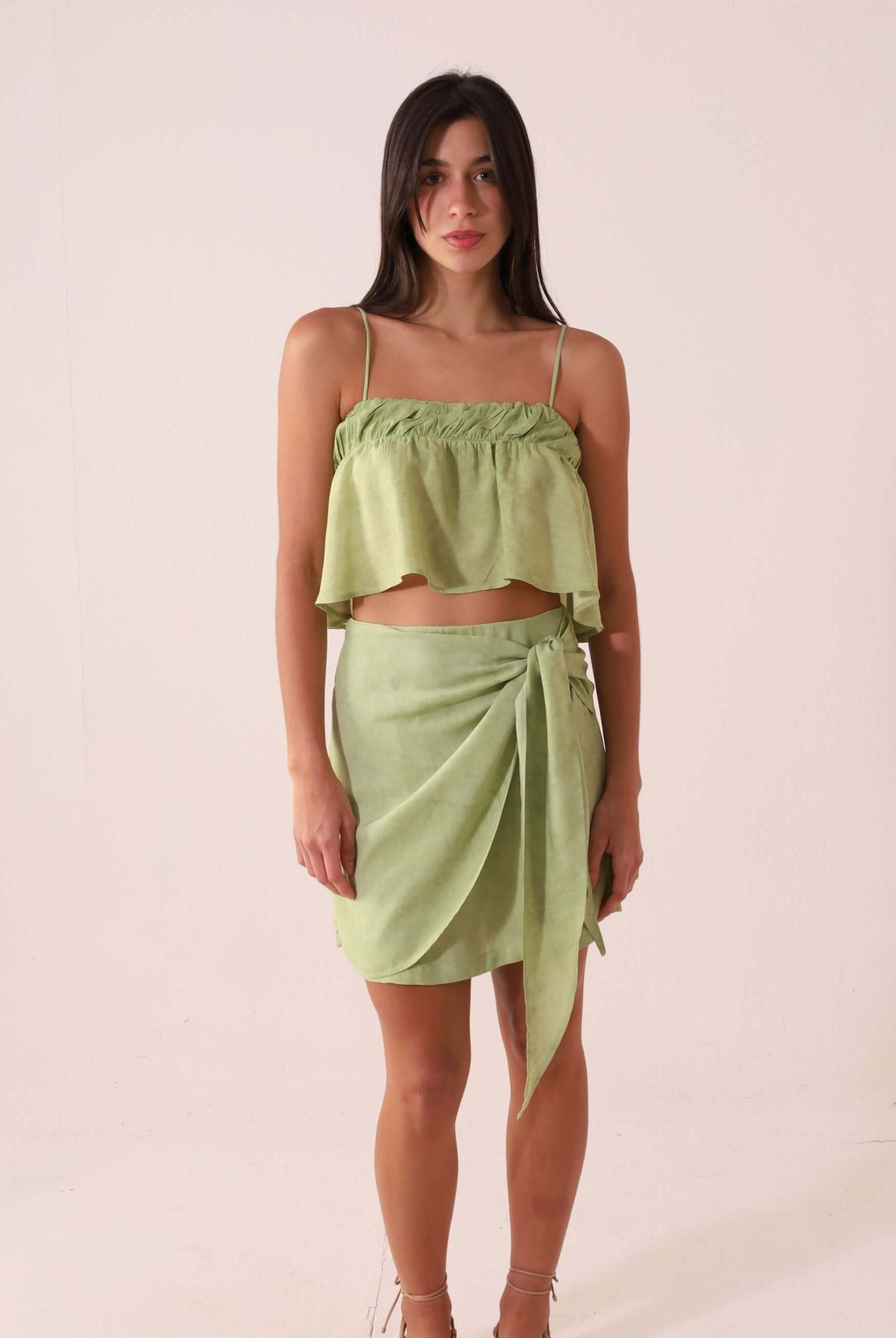 Mulher vestindo BLUSA THÁ - VERDE da Greenish com alças finas e tecido texturizado. Visual romântico e leve com pala dupla.