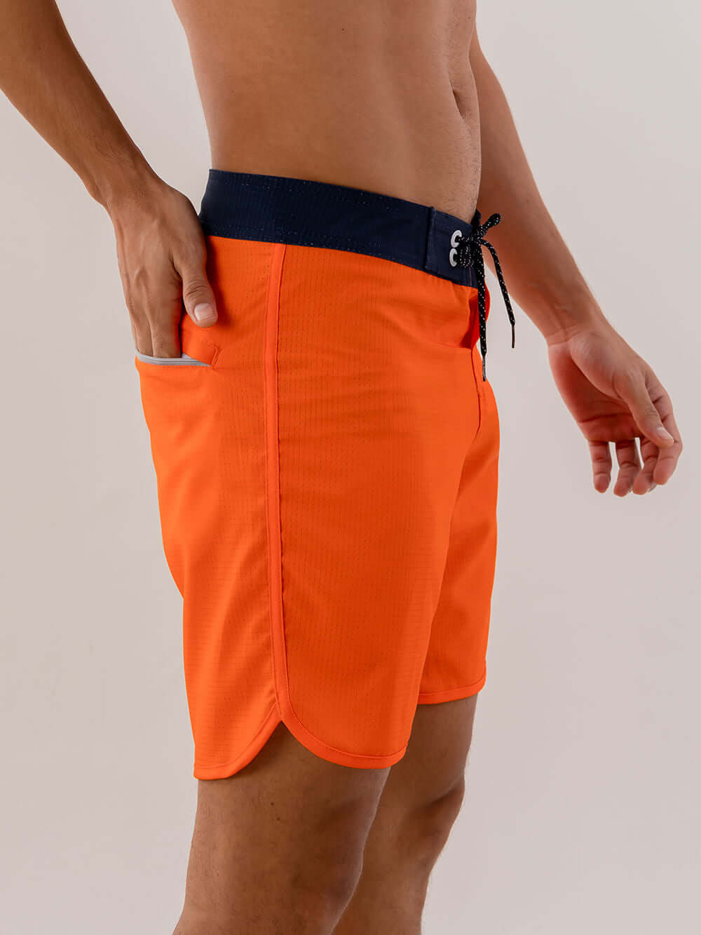 Boardshort Kaleidoscope Laranja da Greenish, ideal para esportes aquáticos e atividades ao ar livre, com alta liberdade de movimento.