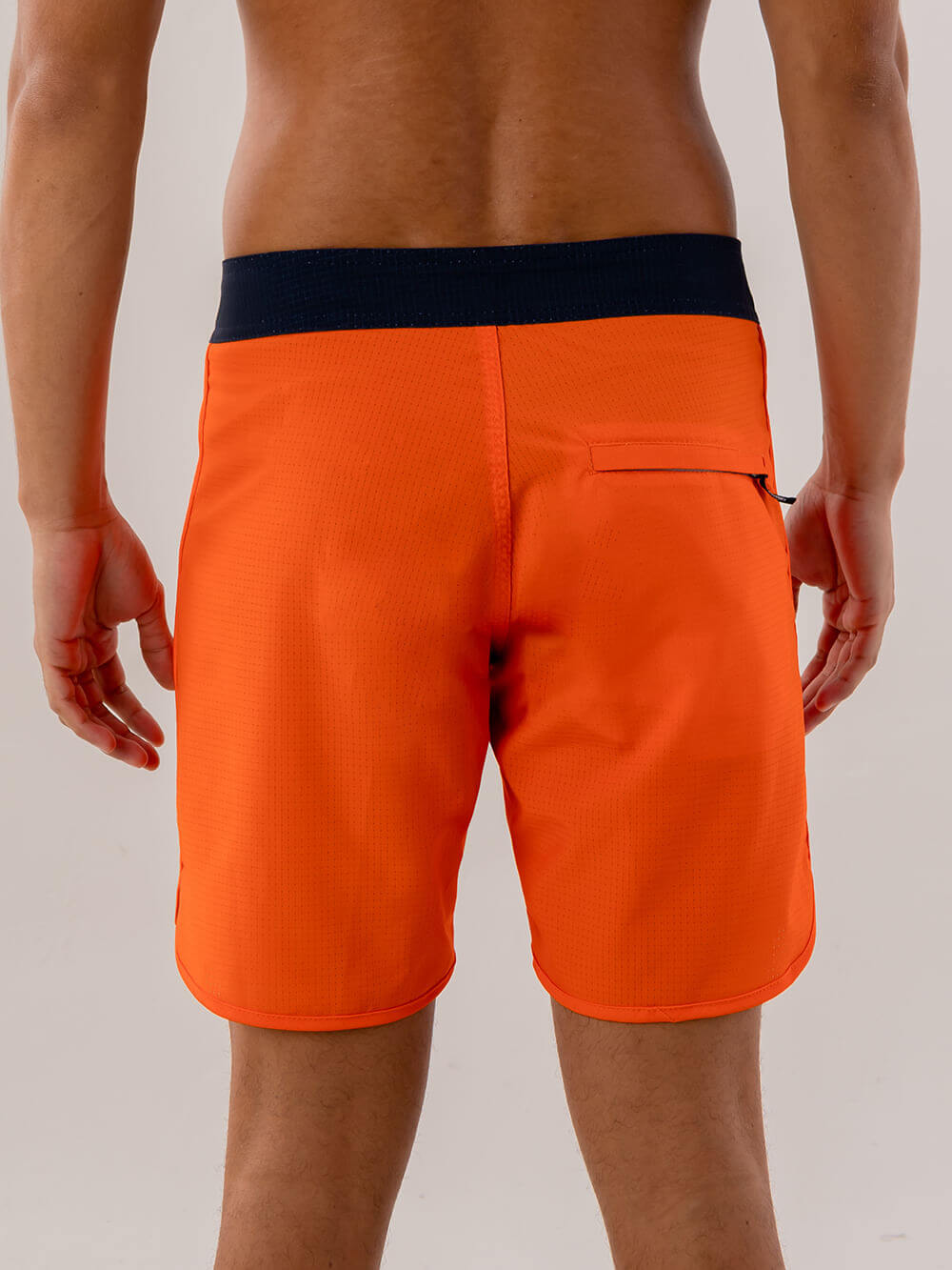 Sunga Boardshort Kaleidoscope Laranja da Greenish, vista traseira com bolso e elástico azul na cintura.