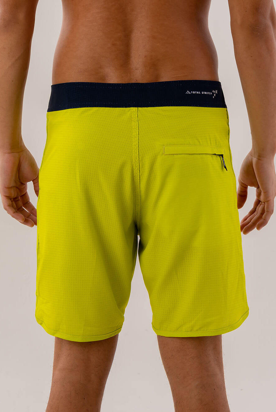 Calças boardshorts Kaleidoscope Verde da Greenish, mostrando as costas com design moderno e confortável.