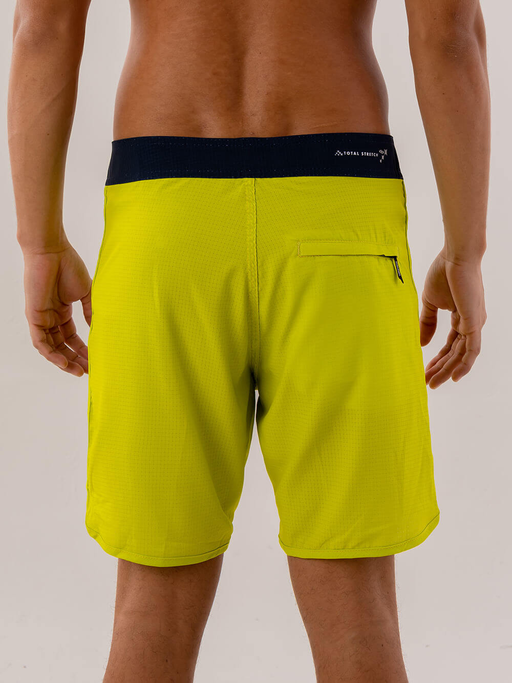 Calças boardshorts Kaleidoscope Verde da Greenish, mostrando as costas com design moderno e confortável.