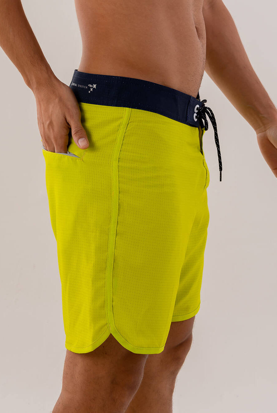 Boardshort Kaleidoscope Verde da Greenish, ideal para esporte e atividades aquáticas, conforto e liberdade de movimento.
