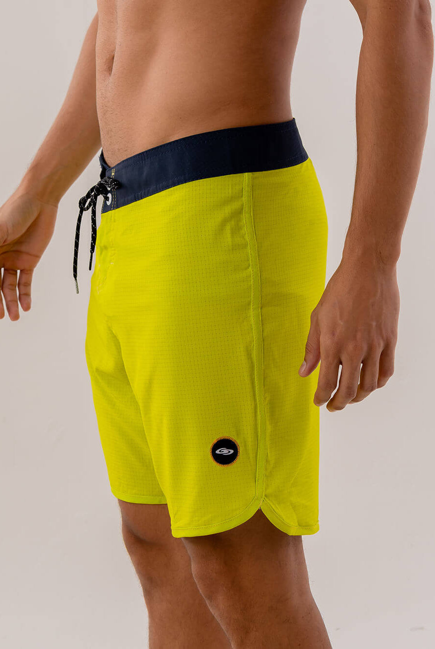 Bermuda verde vibrante da Greenish, modelo Kaleidoscope, ideal para surf e atividades ao ar livre.