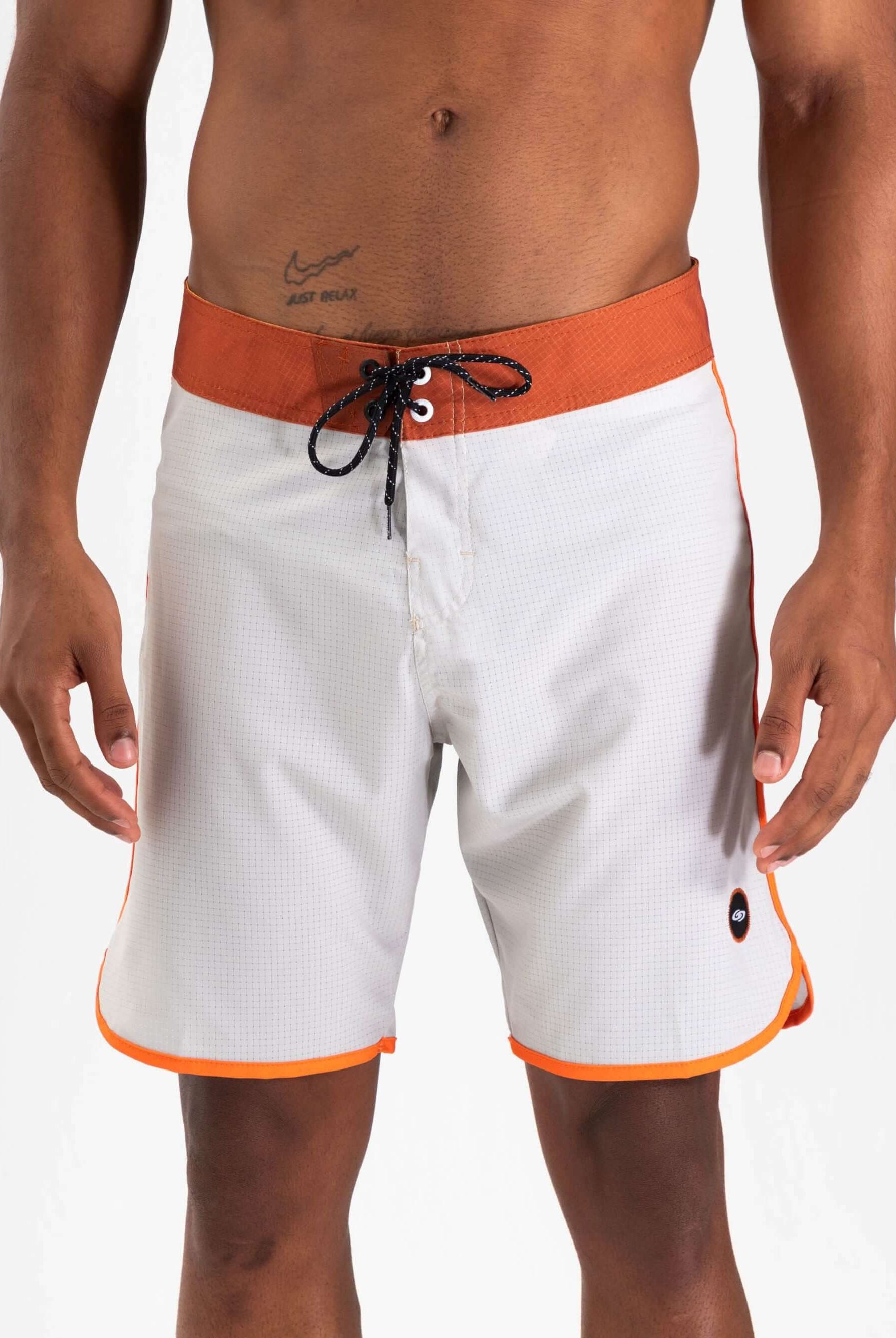 Bermuda de praia Retrô Flat Sea - Bege da Greenish, tecido total stretch, cós anatômico com amarração, bolso traseiro com zíper.