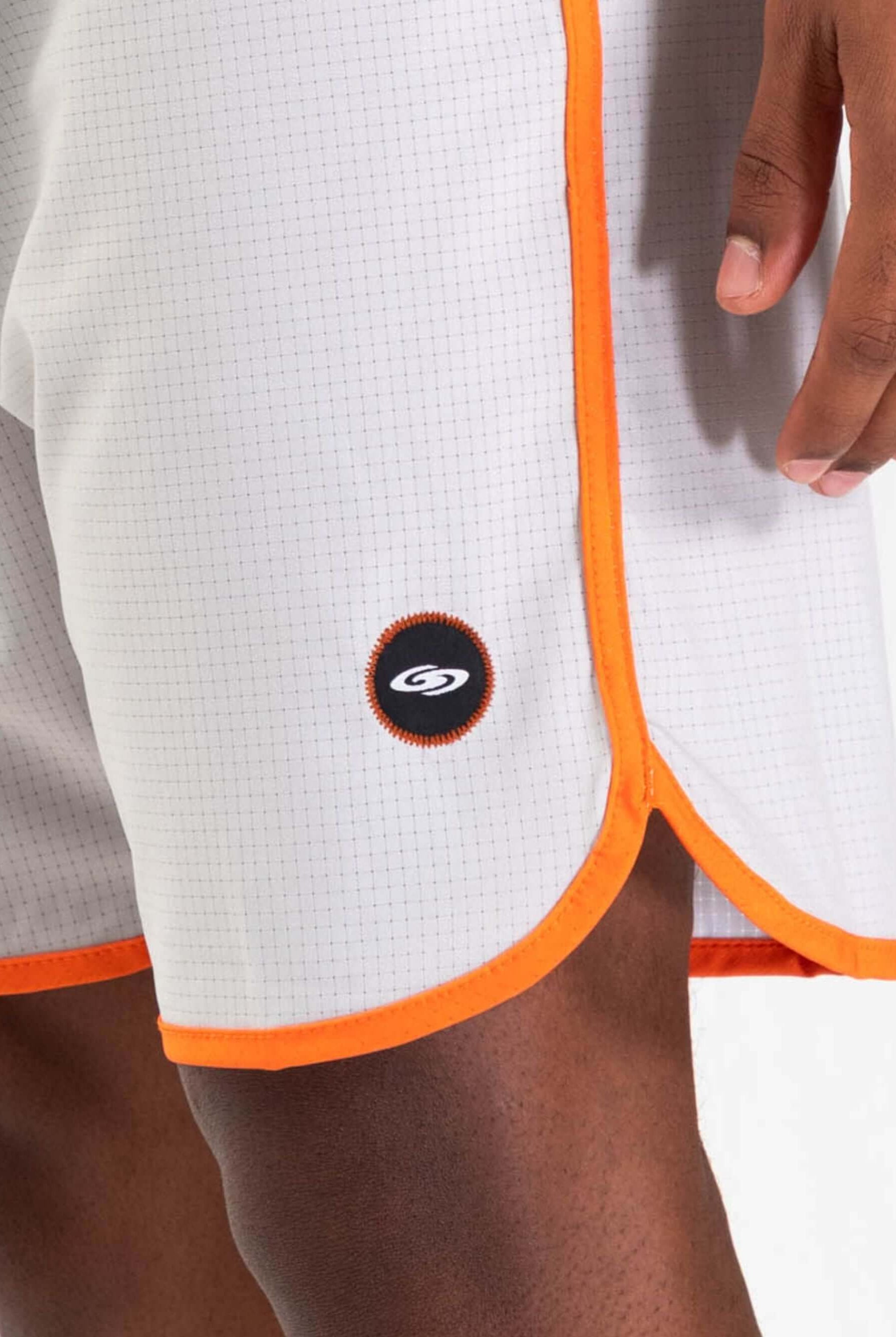 Detalhe da bermuda Retrô Flat Sea da Greenish, em tecido stretch com design moderno e detalhes laranja.