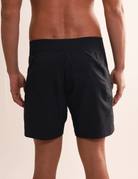 Homem vestindo Boardshort Sunset Preto da Greenish, destacando conforto e alta performance para atividades aquáticas, com secagem rápida.