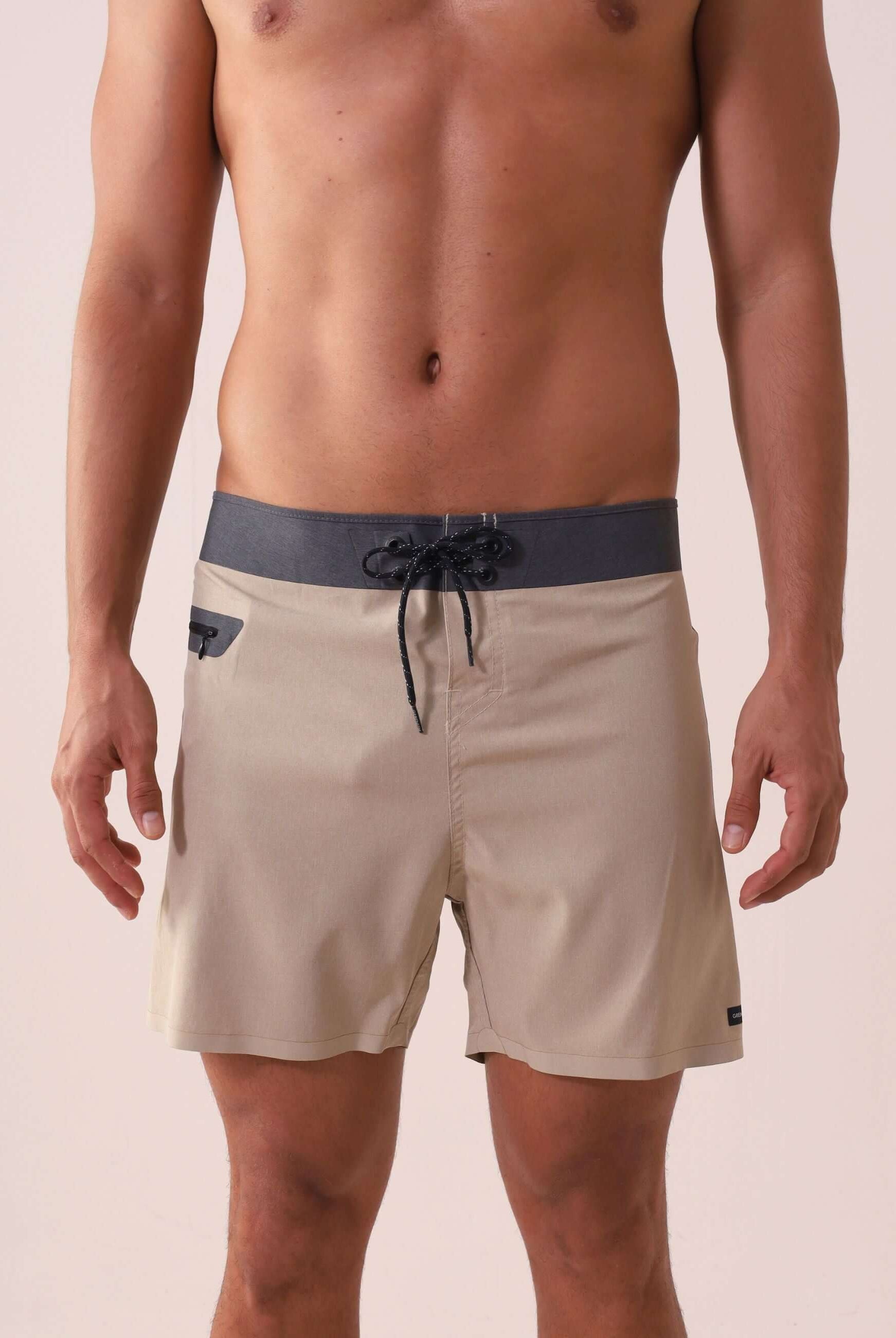 Greenish Boardshort Ultralight II Color - Caqui, leve e confortável, ideal para surfe e jornadas ao ar livre, com bolso e cadarço.