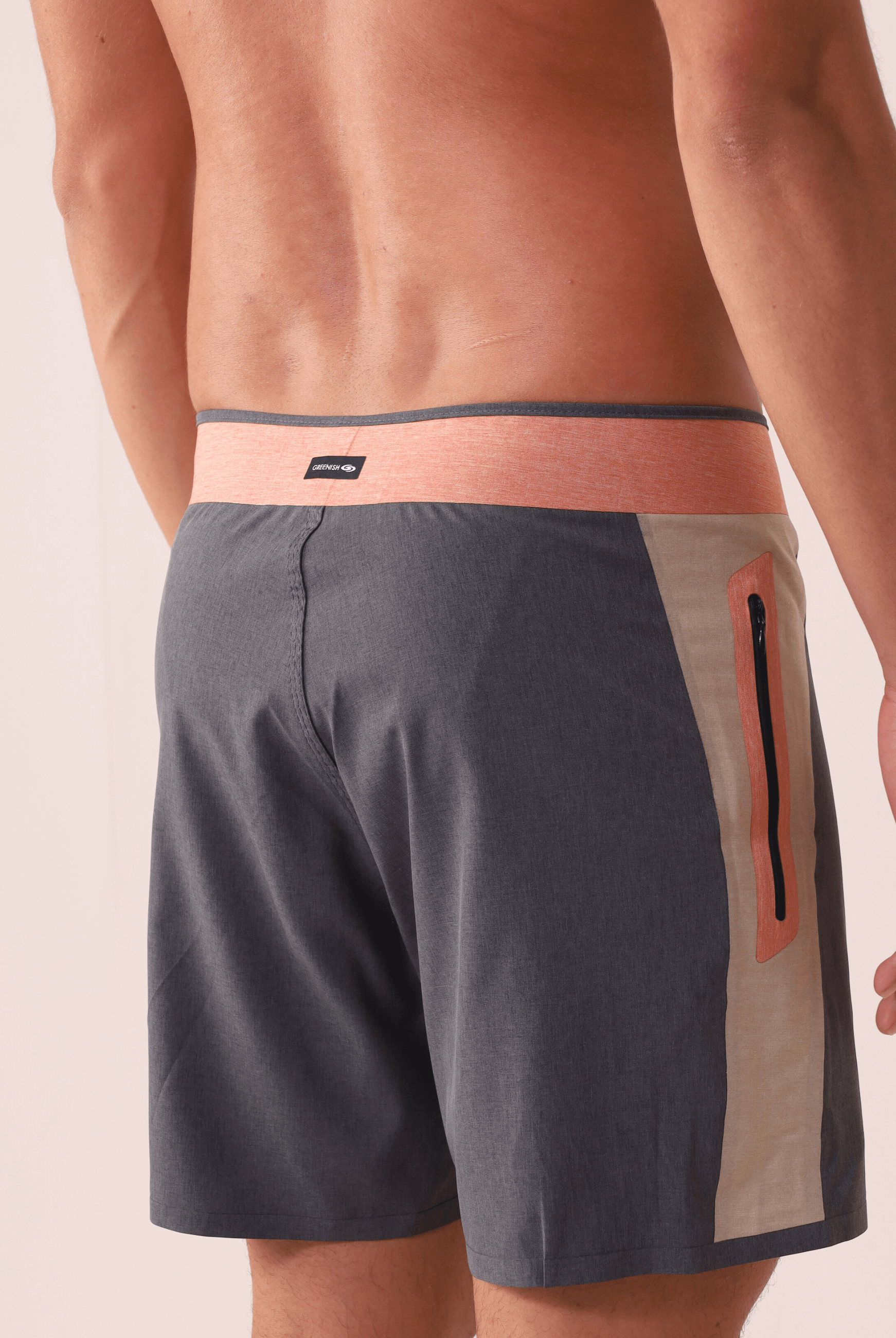 Alt Tag: Boardshort Ultralight II Sunset - Preto, design multicolorido, Greenish, modelagem ultraleve, ideal para o mar e ruas.