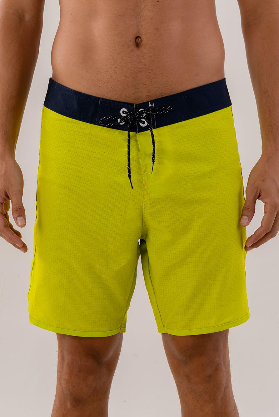 Boardshort Kaleidoscope Verde da Greenish, perfeito para surf e esportes, com design confortável e versátil.