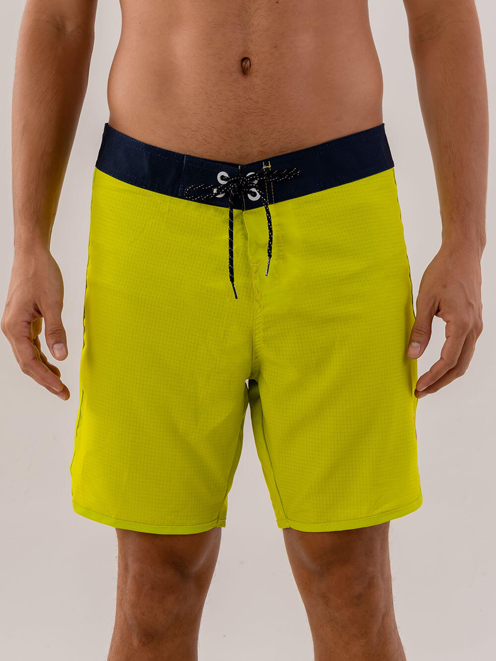 Boardshort Kaleidoscope Verde da Greenish, perfeito para surf e esportes, com design confortável e versátil.