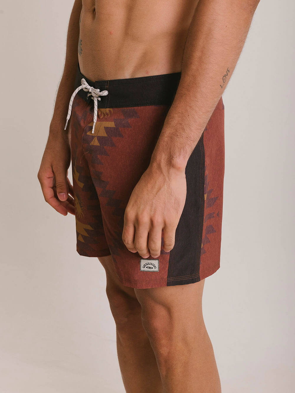 Shorts Boardwalk Boho Mystical da Greenish em bordô, com estampa gráfica e cós anatômico.