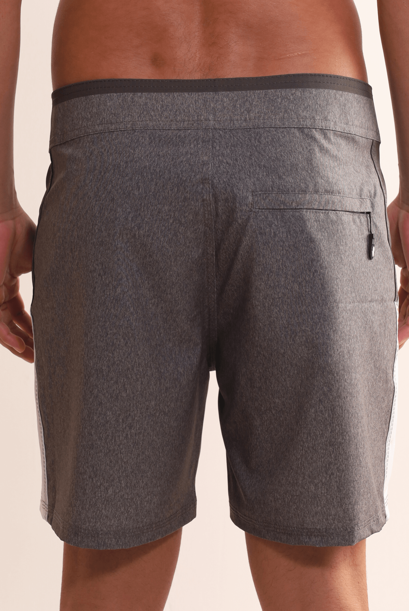 Homem vestindo bermuda Boardwalk Healing Rays Verde da marca Greenish, ideal para um visual casual litorâneo e momentos descontraídos.