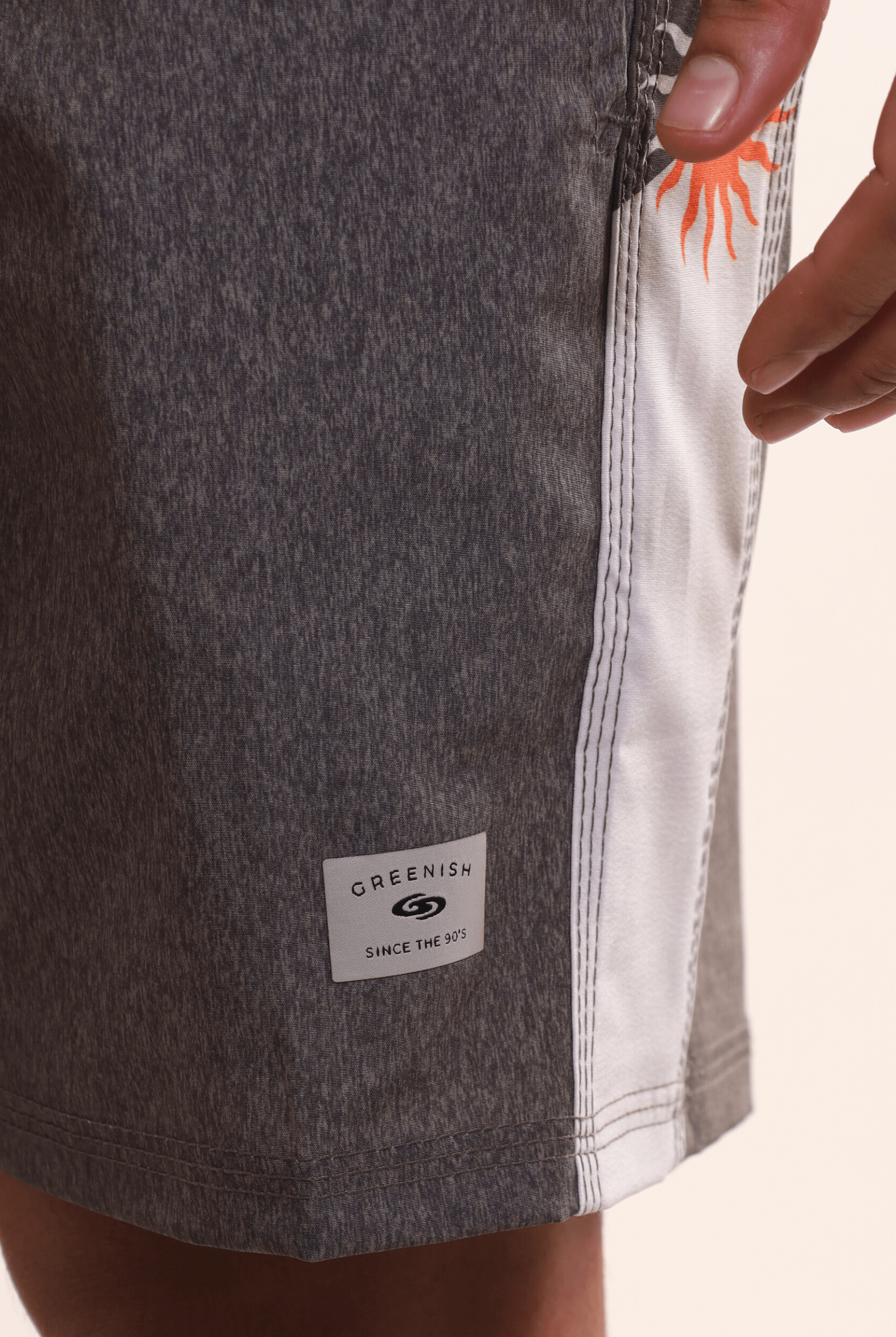 Bermuda Boardwalk Healing Rays Verde da Greenish, estilo casual litorâneo, ideal para momentos descontraídos na praia.