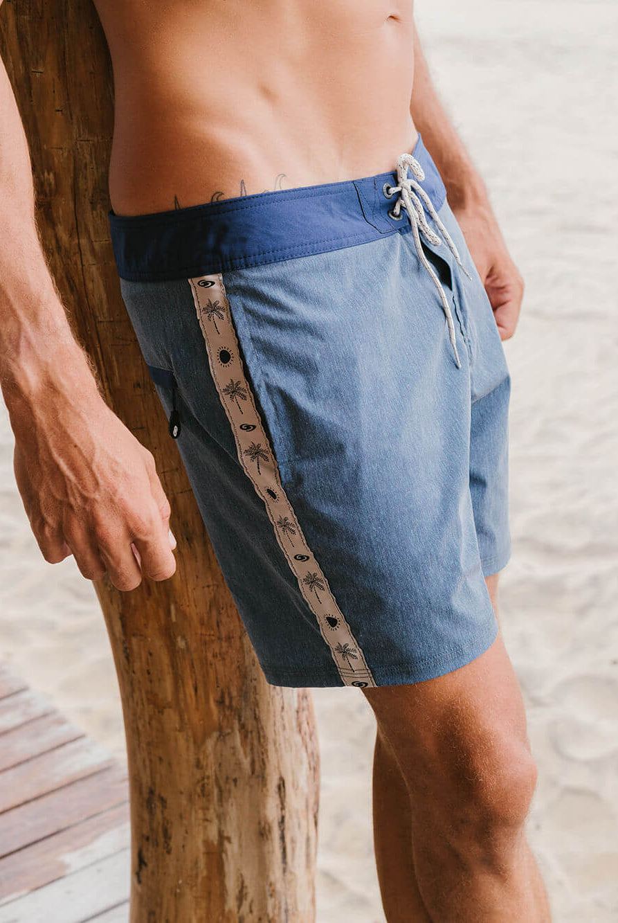 Calções de banho Boardwalk Mini Palm Vintage Azul Marinho da Greenish com estampa de palmeiras e conforto total.